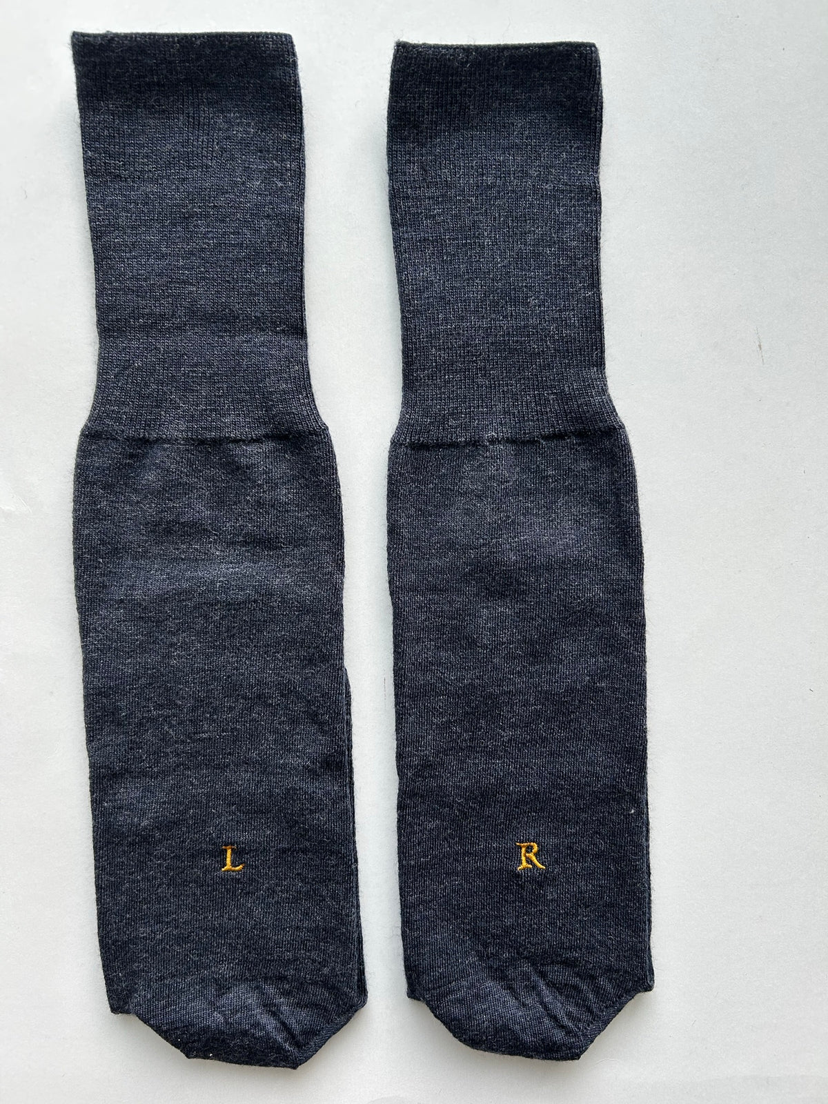 Calze blu da uomo in lana merino con le iniziali ricamate in senape, Individual Socks