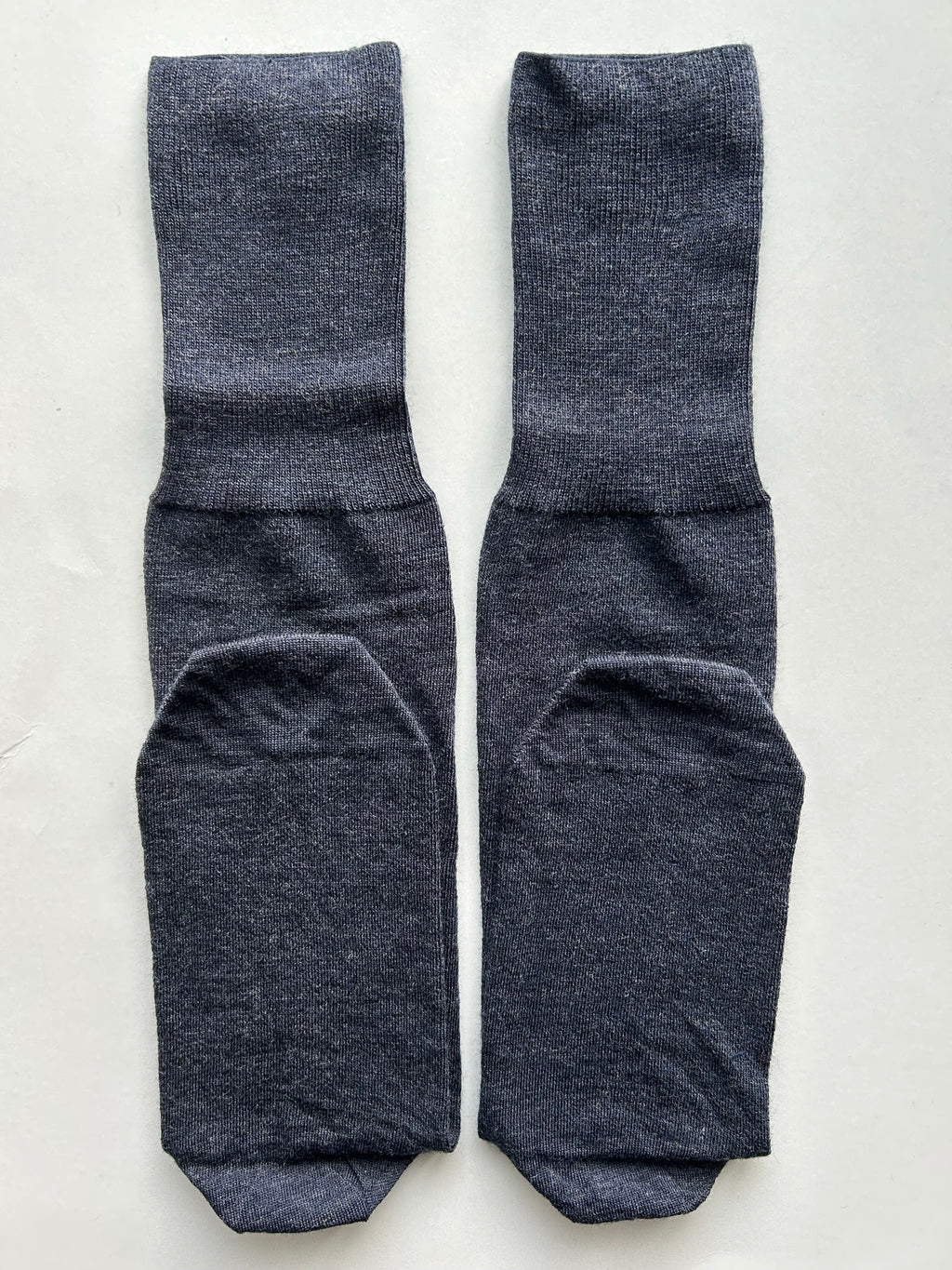 Calze blu da uomo in lana merino con le iniziali ricamate in senape, Individual Socks