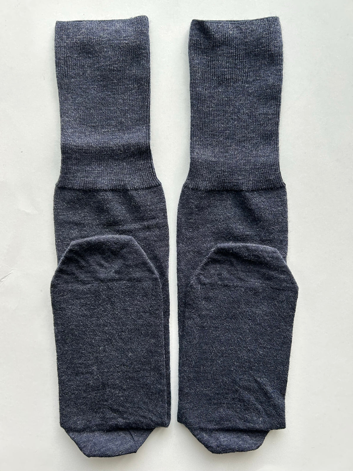 Calze blu da uomo in lana merino con le iniziali ricamate in senape, Individual Socks