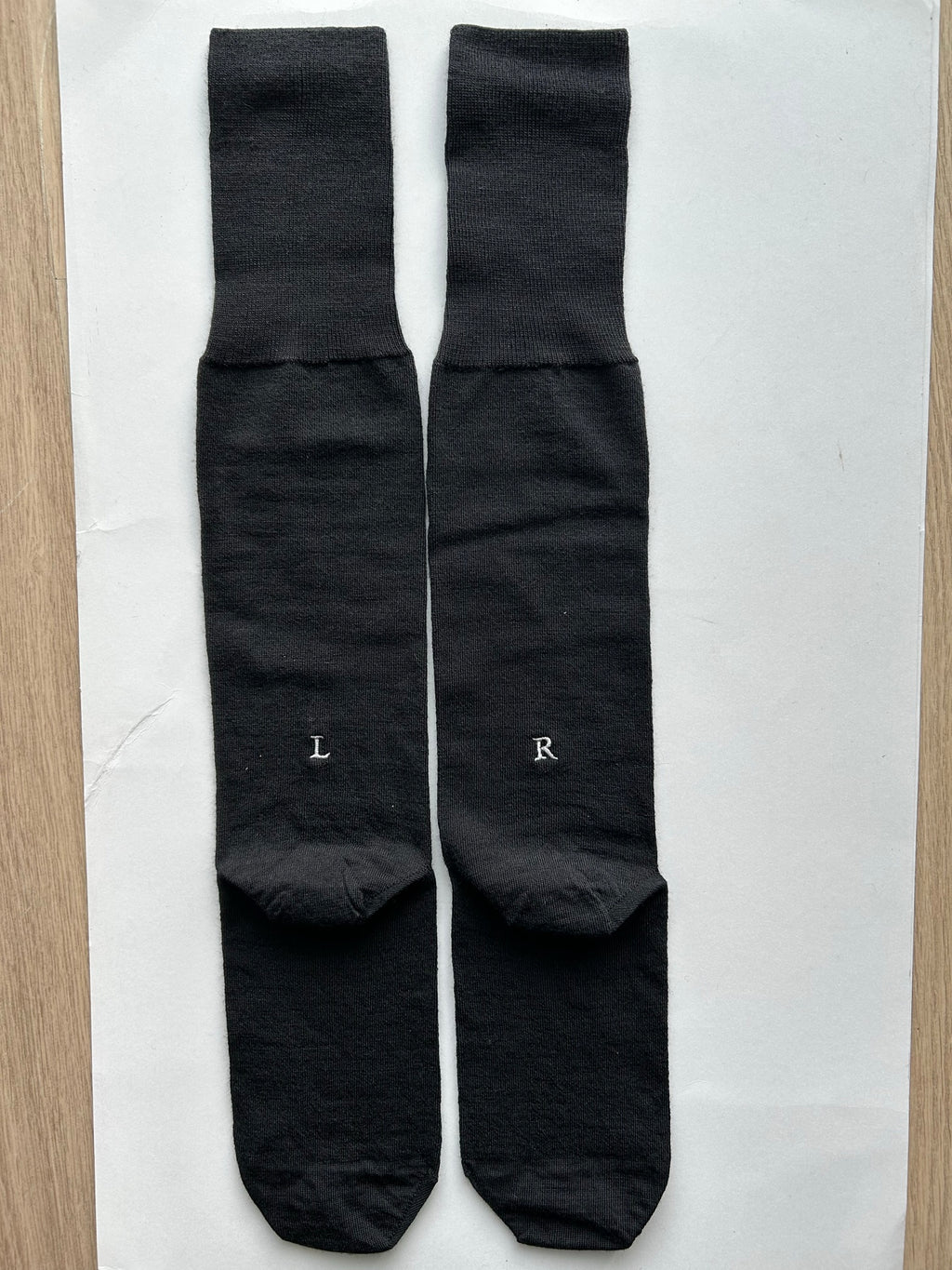 Calze nere da uomo in lana merino con le iniziali ricamate in grigio chiaro, Individual Socks