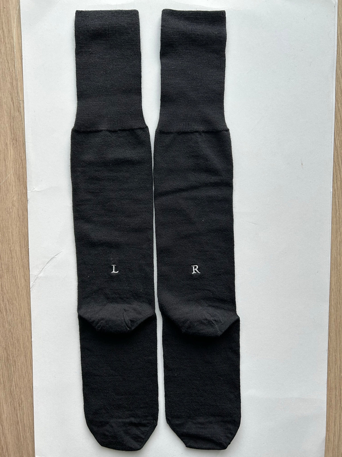 Calze nere da uomo in lana merino con le iniziali ricamate in grigio chiaro, Individual Socks