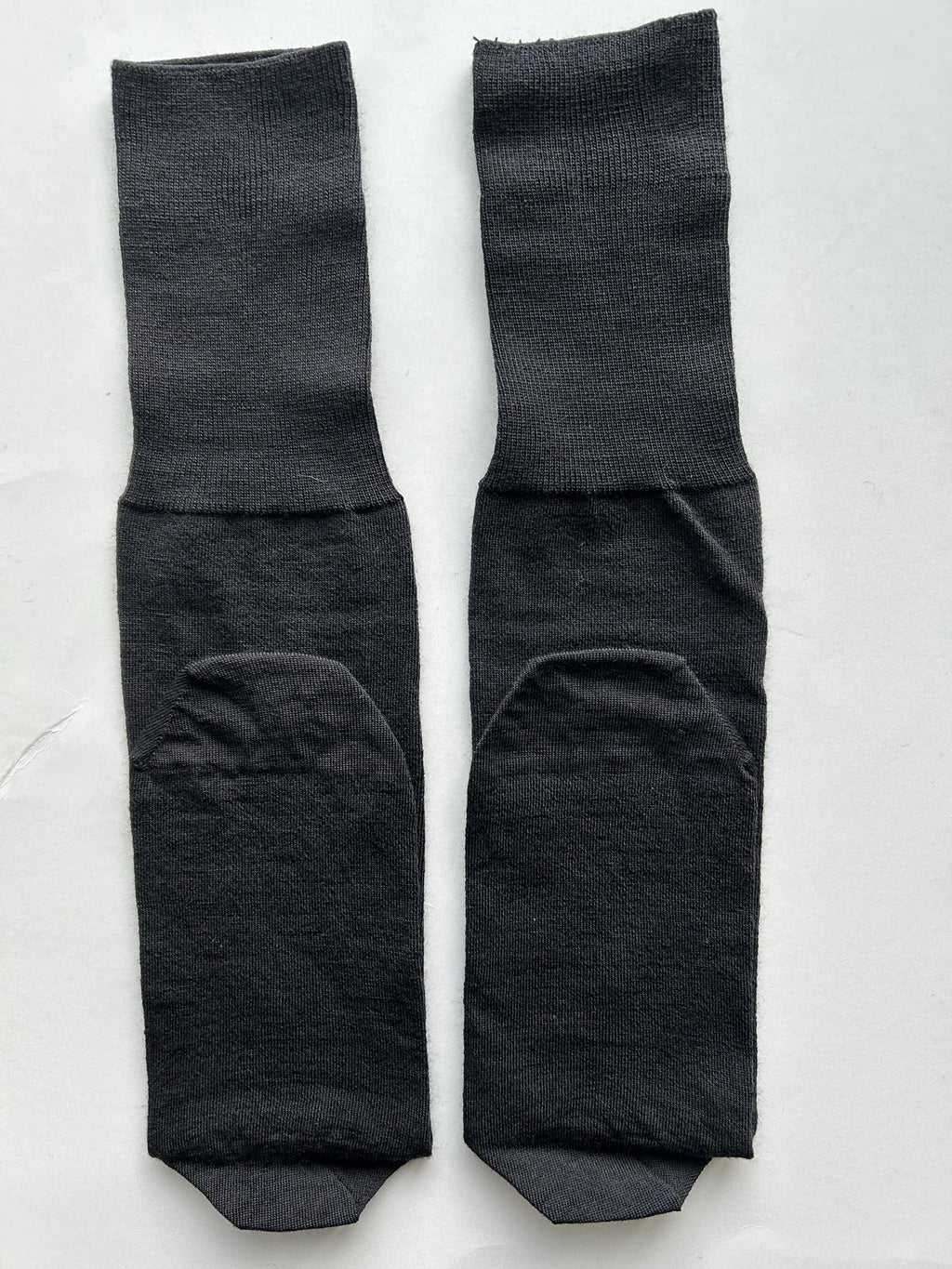 Calze nere da uomo in lana merino con le iniziali ricamate in grigio chiaro, Individual Socks