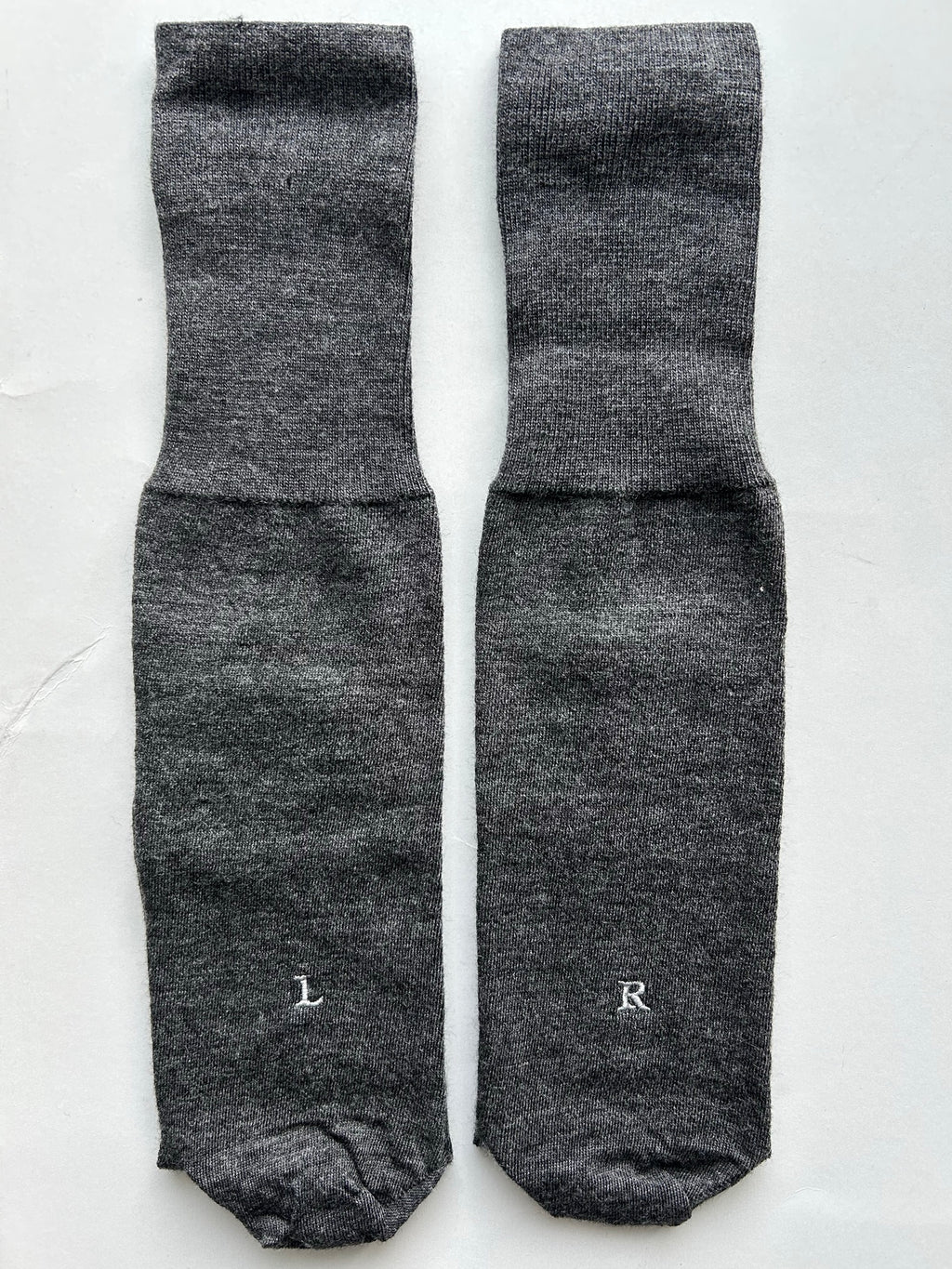 Calze grigio melange da uomo in lana merino con le iniziali ricamate in grigio chiaro, Individual Socks