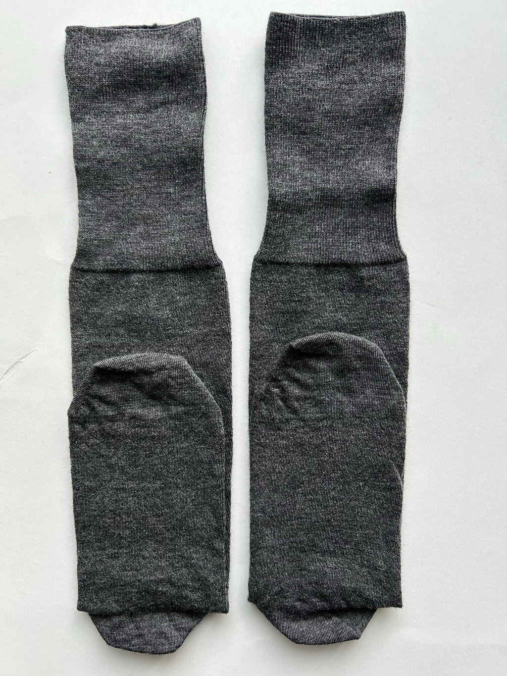 Calze grigio melange da uomo in lana merino con le iniziali ricamate in grigio chiaro, Individual Socks
