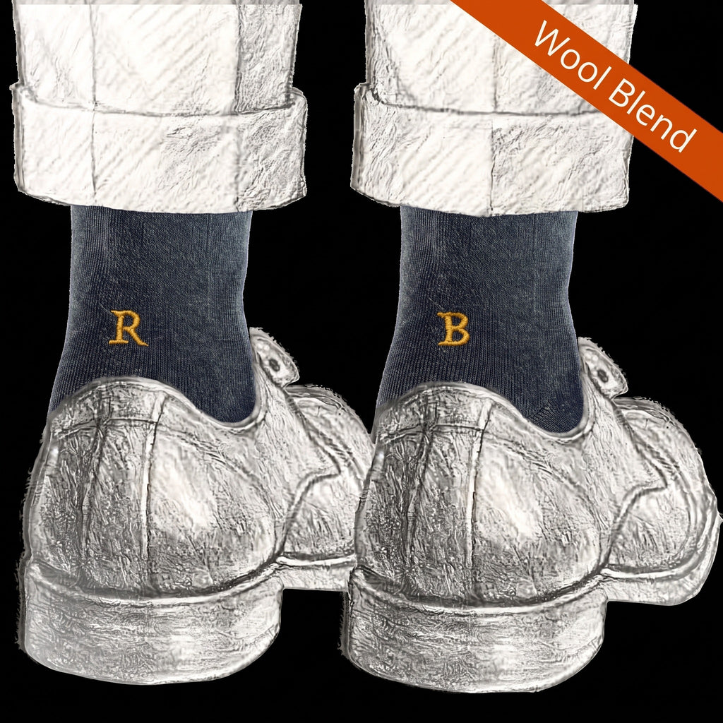 Calze blu da uomo in lana merino con le iniziali ricamate in senape, Individual Socks