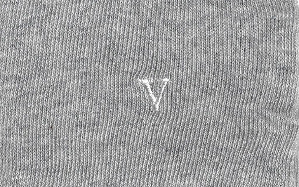 calza donna grigio melange cotone organico personalizzata iniziali ricamate lettera V V_605A