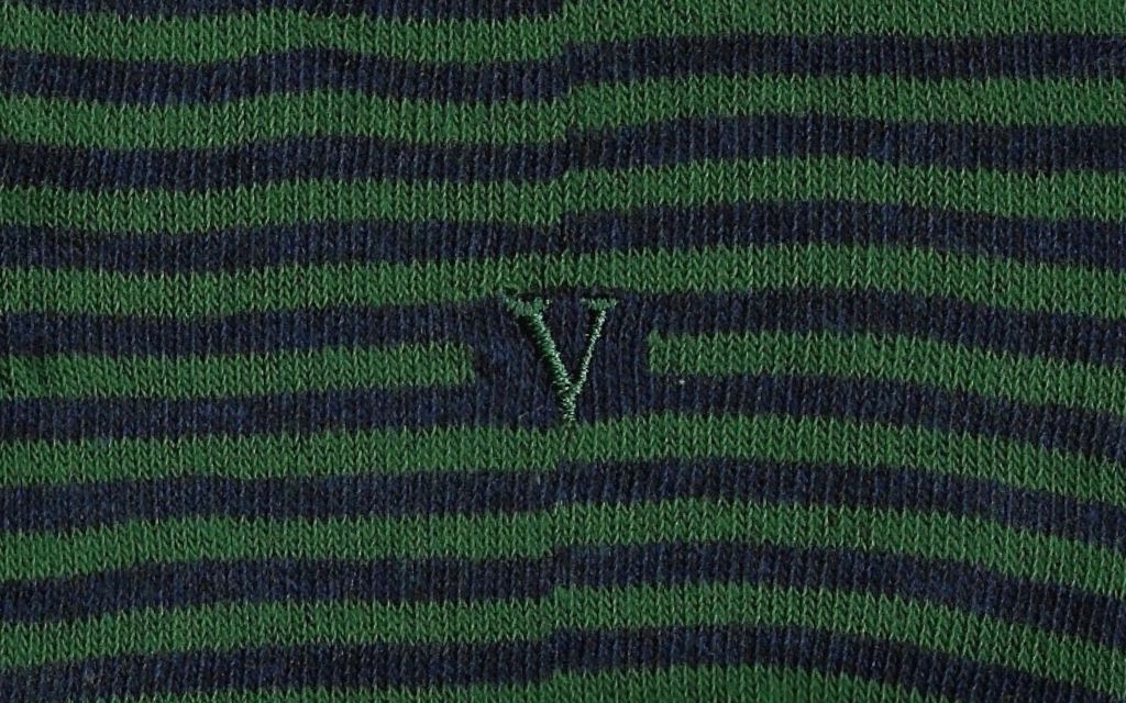 calza uomo riga blu melange - verde cotone organico personalizzata iniziali ricamate lettera V V_304A